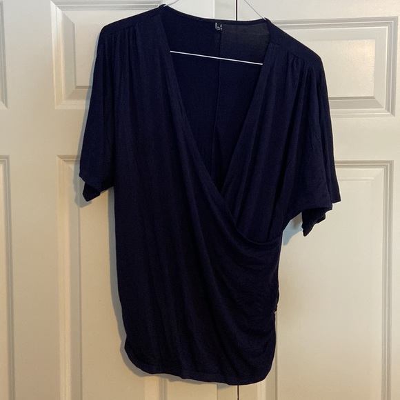 Like new, women’s top never worn by in In’Voland. Size 18. - Picture 5 of 6